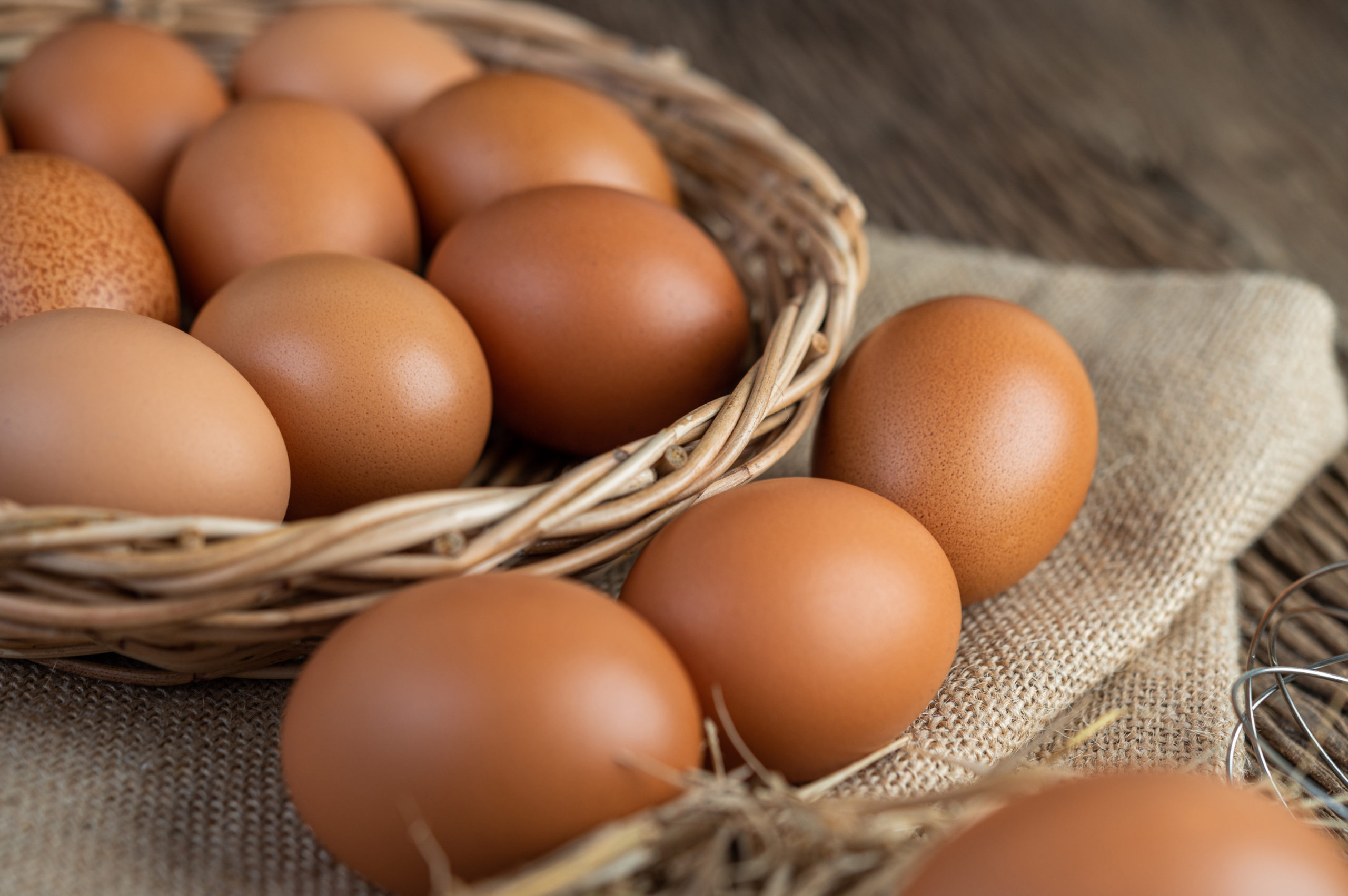 eggs on the sacks hemp on the wooden and straw scaled - Propiedades de los huevos ecológicos