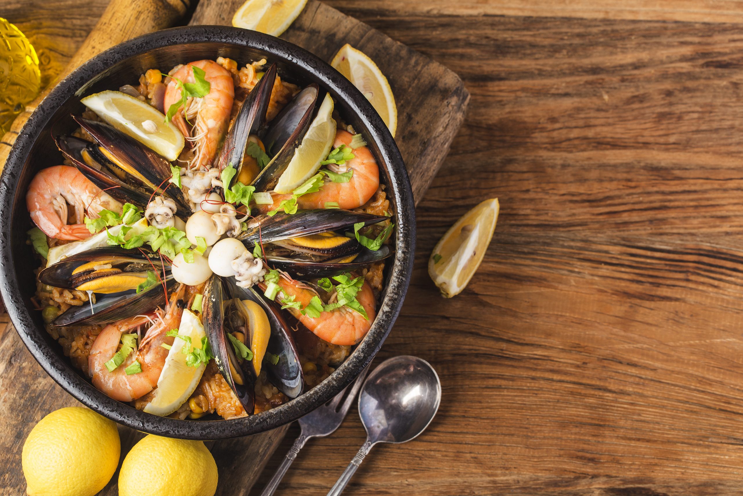 tasty spanish paella with seafood scaled - ¿Cuáles son los beneficios de comer marisco en verano?