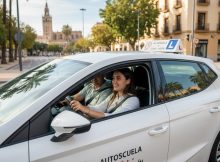Coche de autoescuela en Sevilla con alumno aprendiendo a conducir y el instructor.