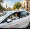 Coche de autoescuela en Sevilla con alumno aprendiendo a conducir y el instructor.